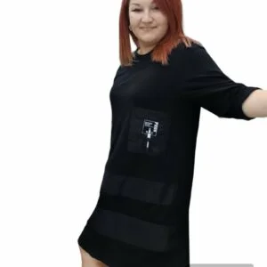 Φόρεμα με δερμάτινες λεπτομέρειες και τσέπη.